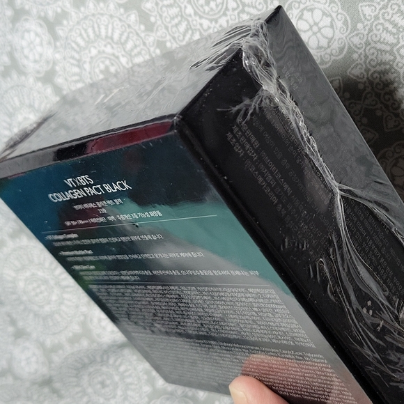 VT Cosmetics VT X BTS Collagen Pact, Black - Picture 11 of 12